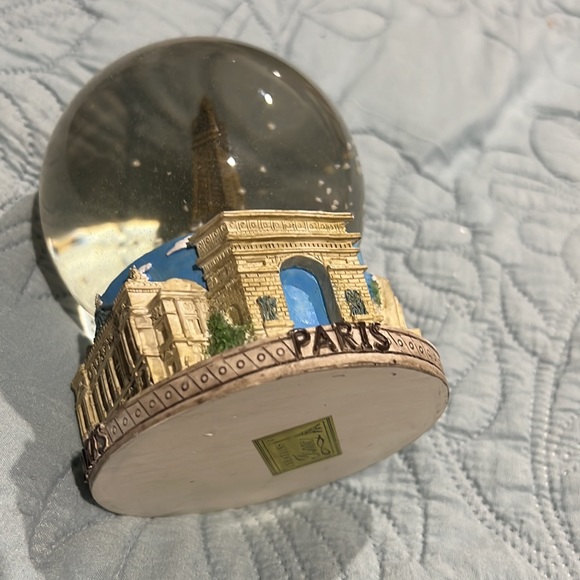 Paris Snow Globe - Picture 3 of 4
